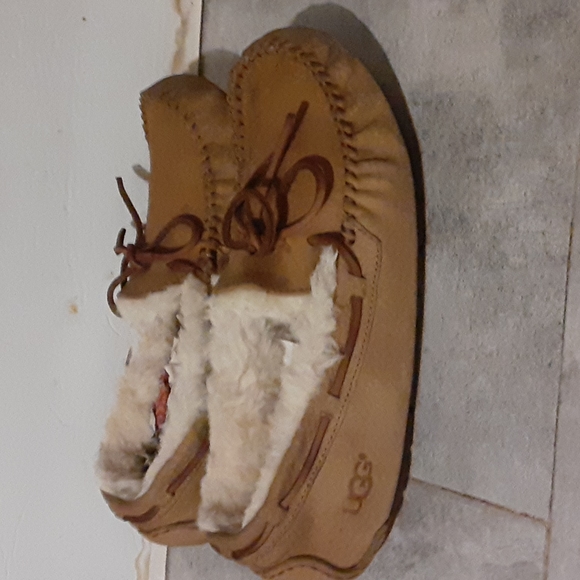 UGG  slipper  size  8 women - Picture 2 of 6